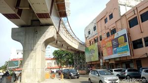 Ngeri! Bangunan Ini Hampir Cium Lintasan LRT Palembang