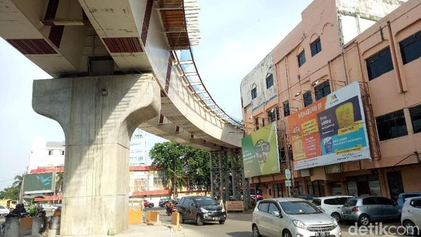 Ngeri! Bangunan Ini Hampir Cium Lintasan LRT Palembang