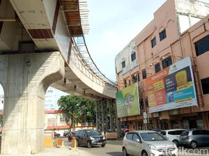 Ngeri! Bangunan Ini Hampir Cium Lintasan LRT Palembang