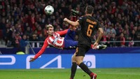 Disaksikan Kevin Strootman dari kejauhan, si kulit bundar dihantam kaki Griezmann. (Foto: Sergio Perez/REUTERS)