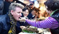 Gordon Ramsay disuapi Gimbap oleh sang penjual di Gwangjang Market, Korea.