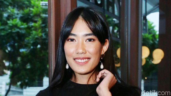 Gaya Serba Hitam Alika Islamadina