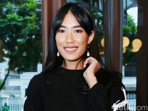 Gaya Serba Hitam Alika Islamadina