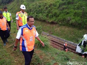 Dirut KAI Cek Evakuasi Tanah Longsor Timbun Rel di Garut