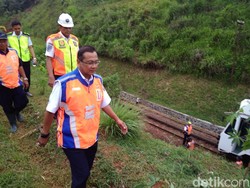 Dirut KAI Cek Evakuasi Tanah Longsor Timbun Rel di Garut