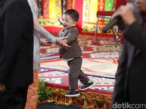 Momen Gemas Jan Ethes di Pesta Adat Kahiyang Momen Gemas Jan Ethes di Pesta Adat Kahiyang