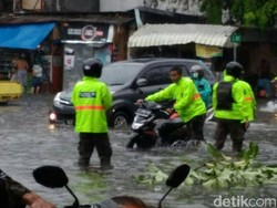 Banyak Kendaraan Mogok karena Tingginya Genangan Air di Surabaya