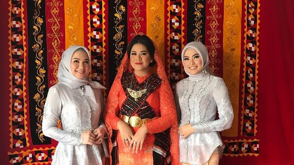 Foto: Transformasi Kahiyang Ayu Jadi Pengantin Mandailing Seharian