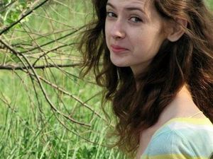 Foto: Wanita Cantik Ukraina Berleher Panjang Karena Sindrom Langka