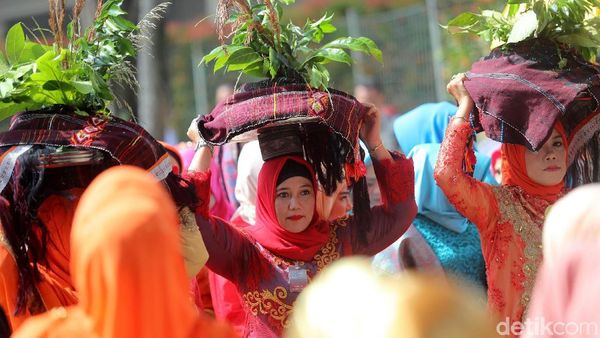Foto: Prosesi Mangalo-alo Mora Pesta Adat Kahiyang-Bobby