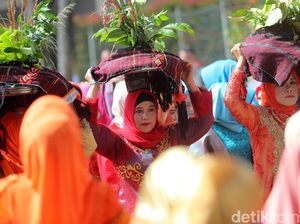 Foto: Prosesi Mangalo-alo Mora Pesta Adat Kahiyang-Bobby