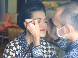 Foto: Di Balik Layar Makeup Kahiyang Ayu untuk Pesta Adat di Medan Foto: Di Balik Layar Makeup Kahiyang Ayu untuk Pesta Adat di Medan