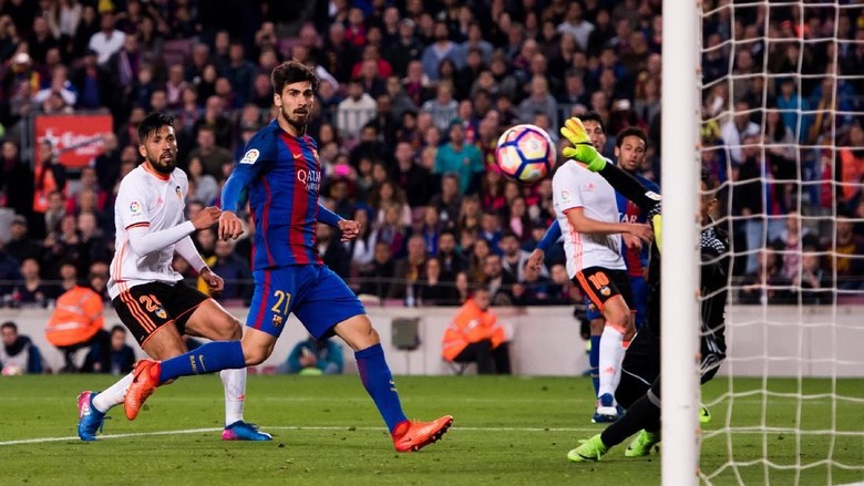 Simpati Busquets untuk Andre Gomes Simpati Busquets untuk Andre Gomes