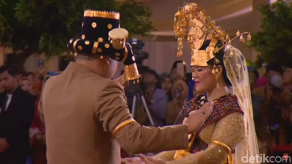 Momen Kahiyang dan Bobby Manortor di Depan Raja