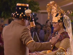 Momen Kahiyang dan Bobby Manortor di Depan Raja Momen Kahiyang dan Bobby Manortor di Depan Raja
