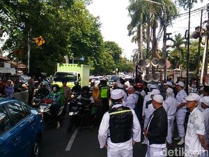 Usai Salat Jumat, Massa Aksi 2411 Long March ke DPP NasDem Usai Salat Jumat, Massa Aksi 2411 Long March ke DPP NasDem
