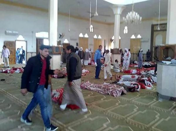 Foto: 184 Orang Tewas Dalam Ledakan Bom di Masjid Mesir