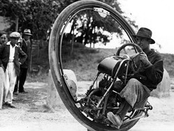 Motor Zaman Dahulu Cuma Satu Roda Besar Pengendara di Dalamnya