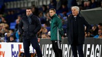 David Unsworth dan Gian Piero Gasperini mengamati jalannya pertandingan dengan serius. Reuters/Andrew Yates.
