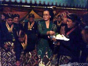 Tandai Sekaten di Yogya, Putri Sultan Sebar Udhik-udhik