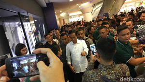 Foto: Saat Jokowi Unjuk Gigi Main Basket di Depan Jan Ethes