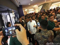Resahnya Jokowi Menunggu Cucu di Mal