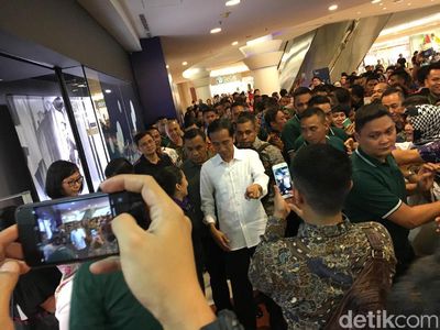 Foto: Saat Jokowi Unjuk Gigi Main Basket di Depan Jan Ethes