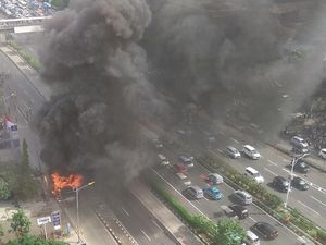 Sudah Padam, Bus yang Terbakar di Jalan S Parman Diderek