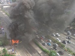 Sudah Padam, Bus yang Terbakar di Jalan S Parman Diderek