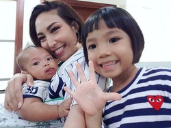 Cerita Ayu Dewi Soal si Sulung yang Cemburu pada Adiknya