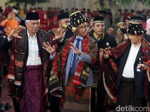 Aksi Gibran Manortor di Pesta Adat Kahiyang-Bobby