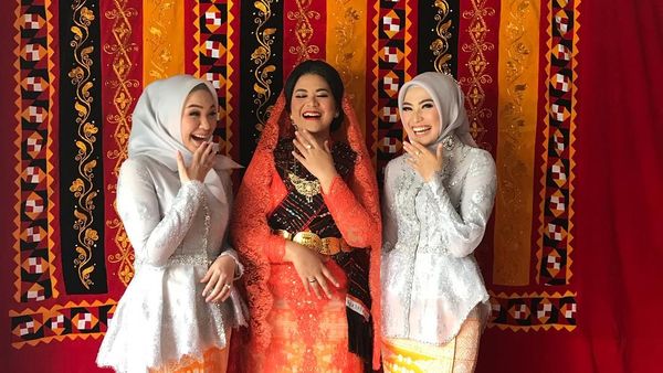 Kompaknya Kahiyang bareng Kakak Ipar