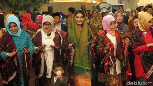 Foto: Cantiknya Selvi Menantu Jokowi Pakai Ulos di Pesta Adat Kahiyang-Bobby
