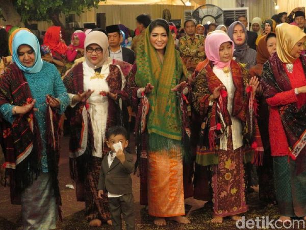 Foto: Cantiknya Selvi Menantu Jokowi Pakai Ulos di Pesta Adat Kahiyang-Bobby