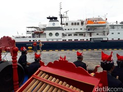 Turis Kapal Pesiar Disambut Penari Gandrung di Banyuwangi