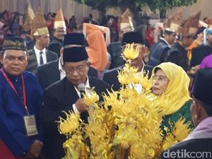 Masyarakat Melayu Serahkan Balai untuk Kahiyang-Bobby