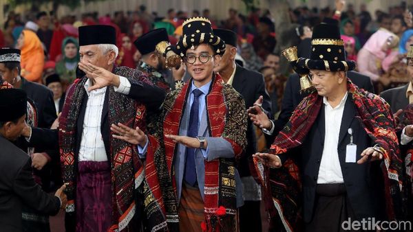 Gaya Beda Gibran Pakai Jas Abu-abu Saat Ikut Manortor di Pesta Adat Kahiyang