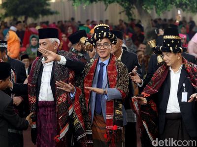 Gaya Beda Gibran Pakai Jas Abu-abu Saat Ikut Manortor di Pesta Adat Kahiyang