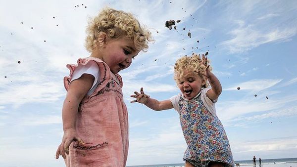 Aksi si Kembar Ini Bisa Bikin Senyum-senyum Sendiri Lho