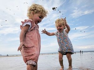 Aksi si Kembar Ini Bisa Bikin Senyum-senyum Sendiri Lho