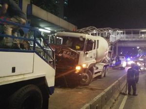 Ditabrak Truk Molen, Begini Kerusakan Halte TransJ Pancoran Barat