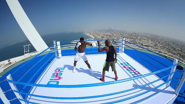 Bertinju di Ketinggian 321 Meter