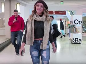 Tak Ada yang Mengira, Ternyata Model Ini Keliling Mal Tanpa Busana