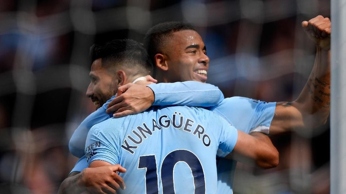 Duo striker Manchester City: Gabriel Jesus memeluk Sergio Aguero. Foto: Stu Forster/Getty Images