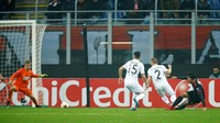 Andre Silva kembali bikin gol di menit ke-70. Milan pun unggul 4-1. Foto: Alessandro Garofalo/Reuters
