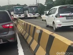 Viral Dua Mobil Lawan Arah Diserang Telolet Bus di Karawang