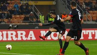 Di menit ke-36, Andre Silva mencetak gol untuk membawa Milan berbalik unggul. Foto: Alessandro Garofalo/Reuters
