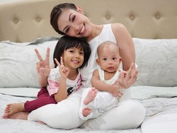 Begini Kehebohan Ayu Dewi Mengurus Kedua Anaknya