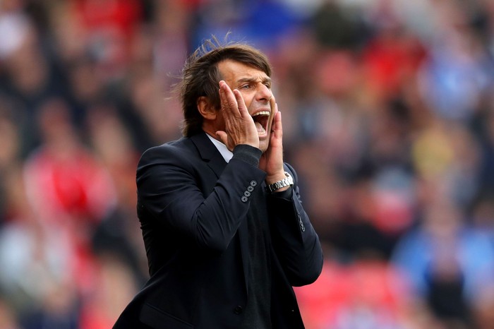 STOKE ON TRENT, ENGLAND - SEPTEMBER 23:  Antonio Conte, Manager of Chelsea shouts instruction during the Premier League match between Stoke City and Chelsea at Bet365 Stadium on September 23, 2017 in Stoke on Trent, England.  (Photo by Richard Heathcote/Getty Images)