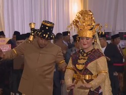 Malam-malam, Kahiyang-Bobby Manortor di Depan Raja dan Para Tamu